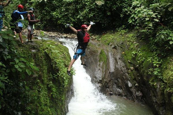 Gravity Falls Waterfall Jumping and River Rafting Extreme Combo, La Fortuna