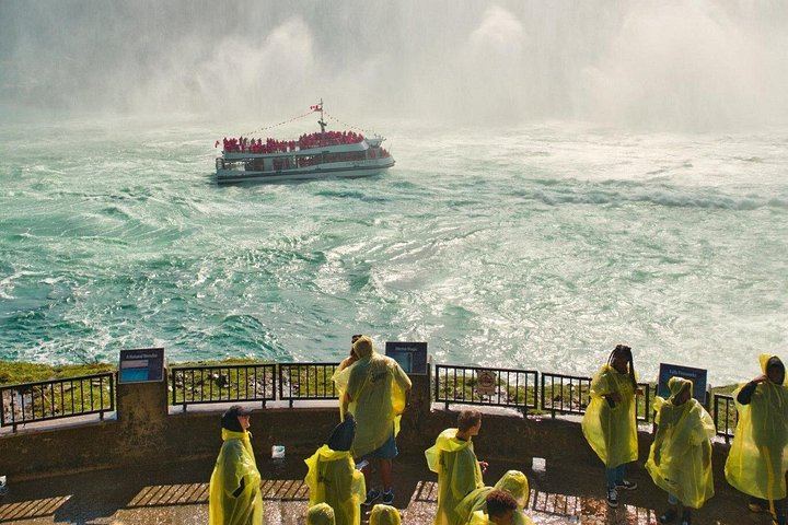 Gray Line Half-Day Niagara Falls Tour: Boat Cruise, Parkway Drive and Maple Tasting (5/6)