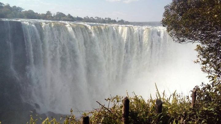 Victoria Falls Guided Tour in Mosi-oa-Tunya National Park with Entry Fee and Transfers (2/7)