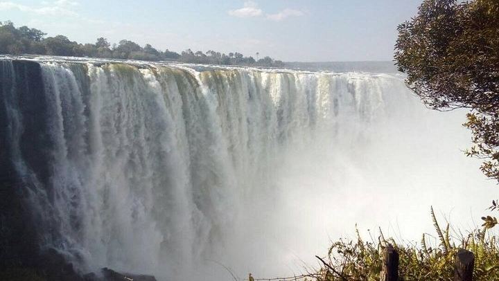 Victoria Falls Guided Tour in Mosi-oa-Tunya National Park with Entry Fee and Transfers (1/7)