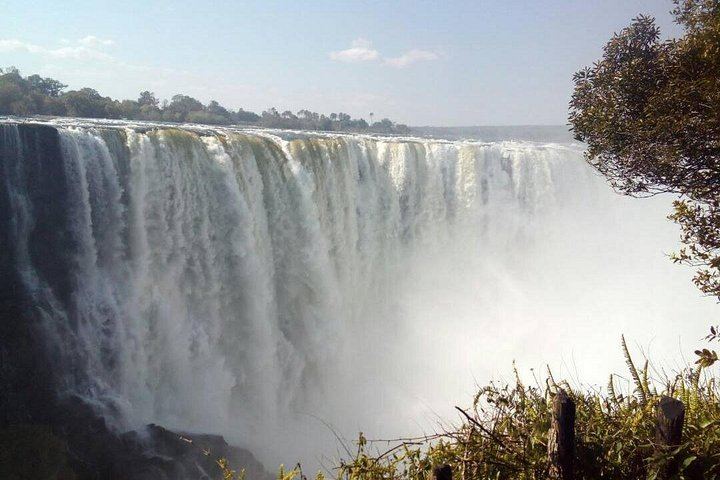 Victoria Falls Guided Tour in Mosi-oa-Tunya National Park with Entry Fee and Transfers (1/7)