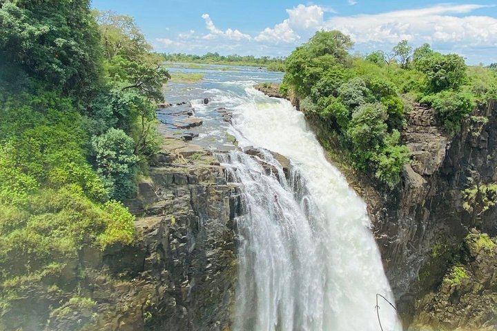 Victoria Falls Guided Walk with Thelma and Tonga Stories at the Big Tree (1/12)