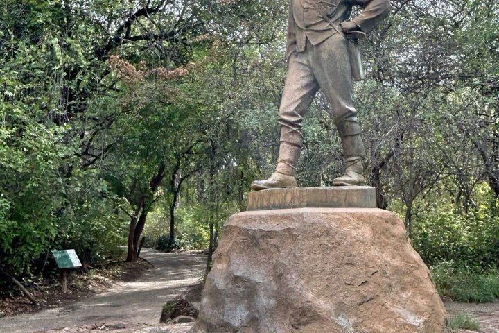 Victoria Falls Guided Walk with Thelma and Tonga Stories at the Big Tree (8/12)