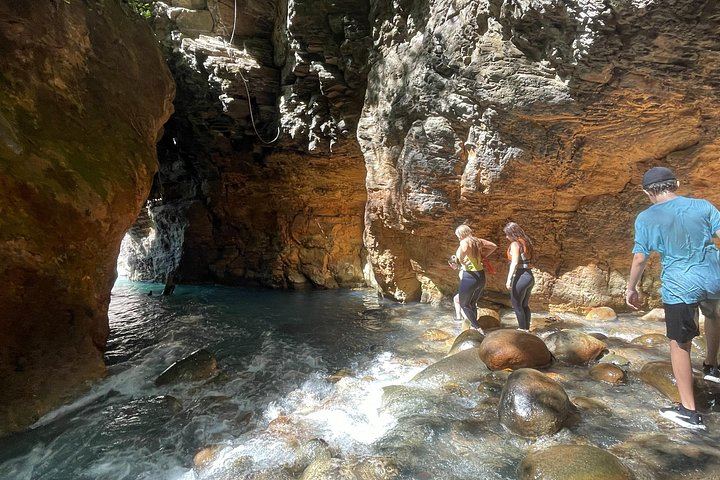 La Leona Waterfall Half-Day Hike with Unimog Ride from Curubande (12/12)