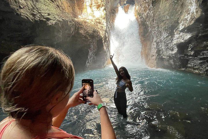 La Leona Waterfall Half-Day Hike with Unimog Ride from Curubande (5/12)