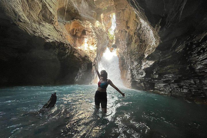 La Leona Waterfall Half-Day Hike with Unimog Ride from Curubande (3/12)