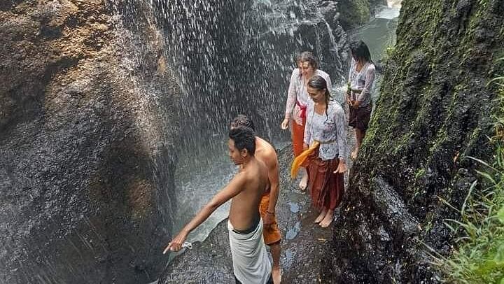 Beji Griya Holy Waterfall Healing Tour With Ceremony Dress and Rice Terrace Lunch (2/10)