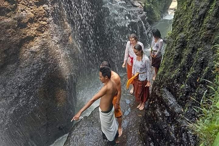 Beji Griya Holy Waterfall Healing Tour With Ceremony Dress and Rice Terrace Lunch (2/10)