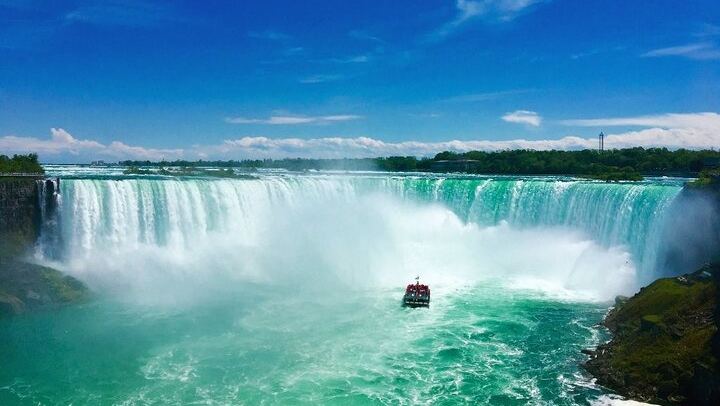 Niagara Falls Coach Day Tour from Toronto with Floral Clock and Parkway Drive (1/12)