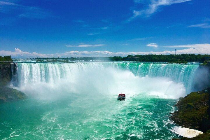 Niagara Falls Coach Day Tour from Toronto with Floral Clock and Parkway Drive (1/12)