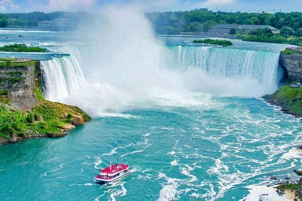 Niagara Falls Coach Day Tour from Toronto with Floral Clock and Parkway Drive