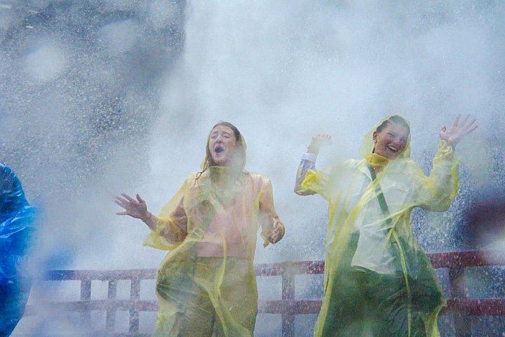 Niagara Falls NY Family Storytelling Tour in a Mercedes Metris Van, Groups of Seven (7/12)