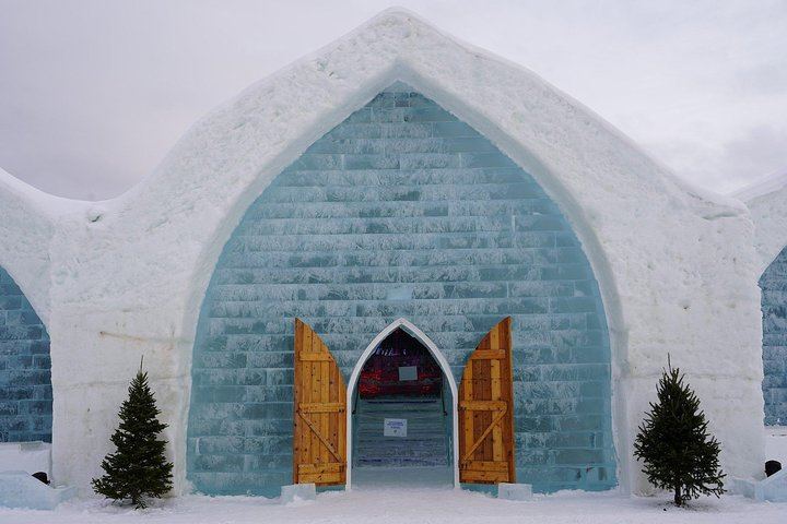 One-Day Tour from Montreal: Old Quebec Fortifications and Montmorency Falls by Bus (1/12)