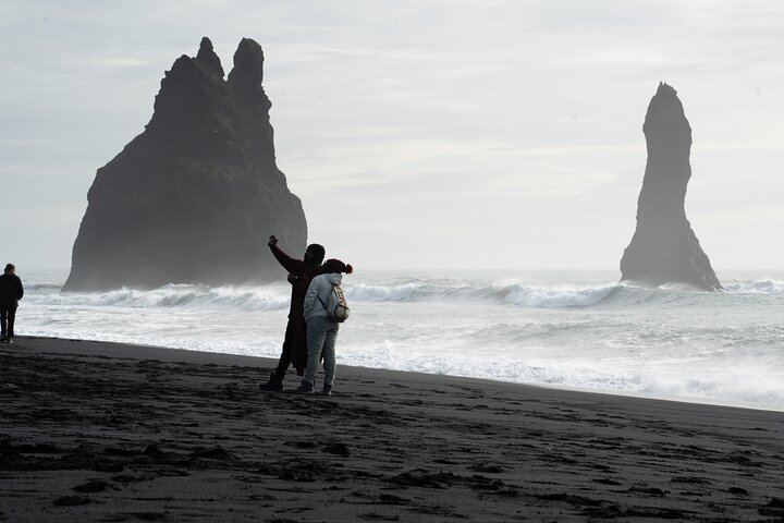 Chinese-Guided South Coast Day Tour with Sólheimasandur Plane Wreck and Waterfalls (1/5)