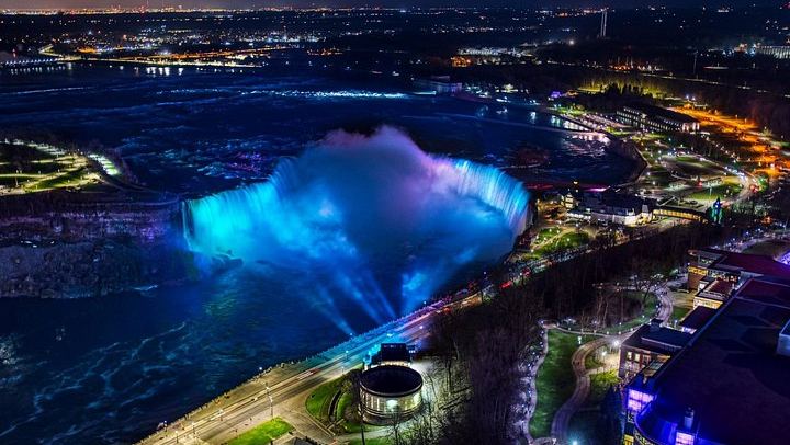 Niagara Falls Festival of Lights Evening Tour from Toronto with Maple Tasting (2/12)