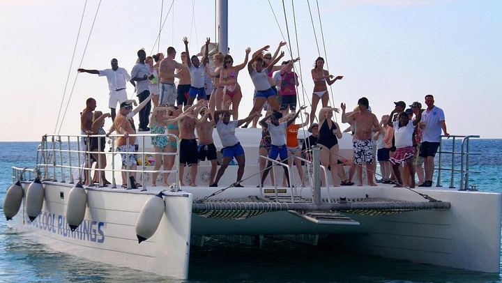 Dunn's River Falls Catamaran Party Cruise with Snorkeling, Open Bar and Reggae (3/5)