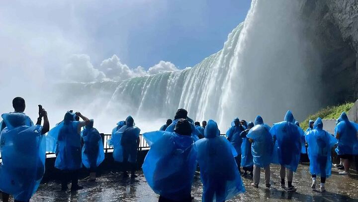 Niagara Falls Tour from Toronto or Mississauga with Cruise and Journey Behind the Falls (1/12)