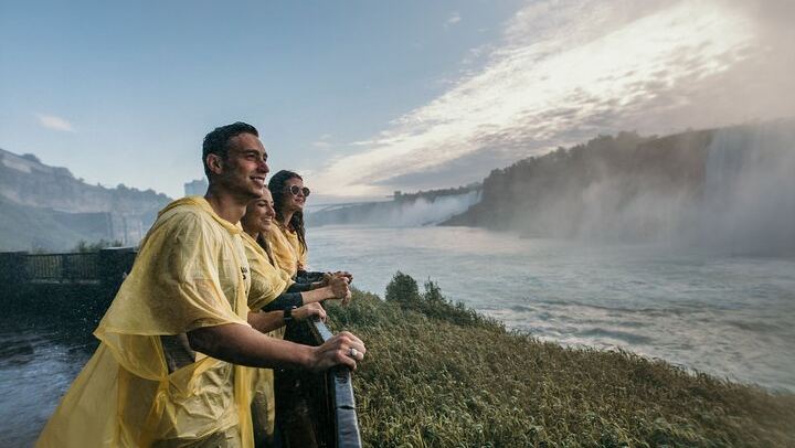 Niagara Falls Day Tour from Toronto Airport Marriott with Priority Boarding and Cruise (1/9)