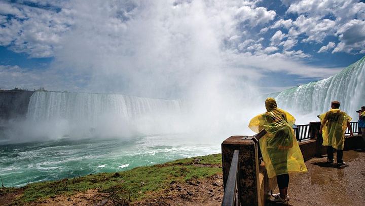 Airlink Tours Niagara Falls Coach Day Trip: Boat Cruise, Behind the Falls and Skylon (2/10)