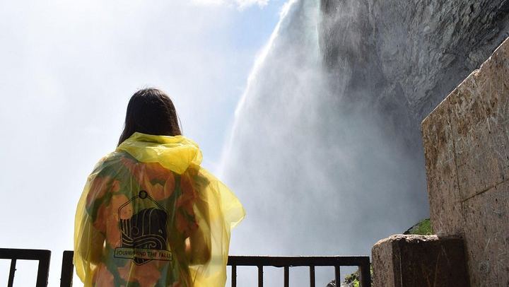 Airlink Tours Niagara Falls Coach Day Trip: Boat Cruise, Behind the Falls and Skylon (4/10)