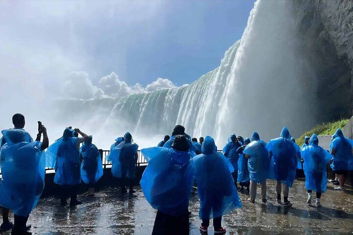 Niagara Falls Tour from Toronto or Mississauga with Cruise and Journey Behind the Falls (1/12)