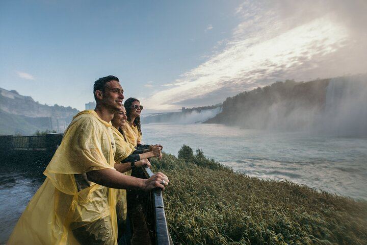 Niagara Falls Day Tour from Toronto Airport Marriott with Priority Boarding and Cruise (1/9)