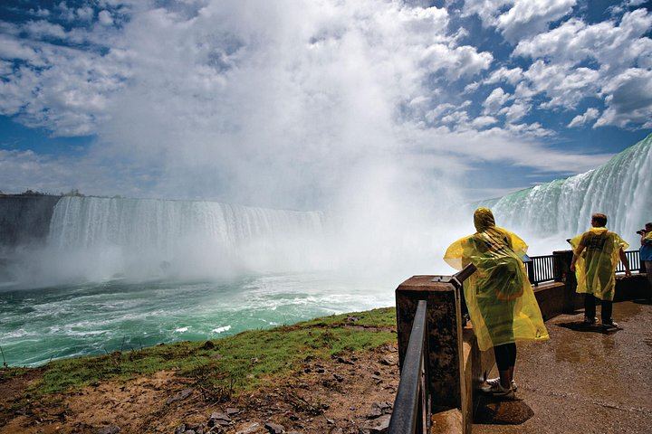 Airlink Tours Niagara Falls Coach Day Trip: Boat Cruise, Behind the Falls and Skylon (2/10)
