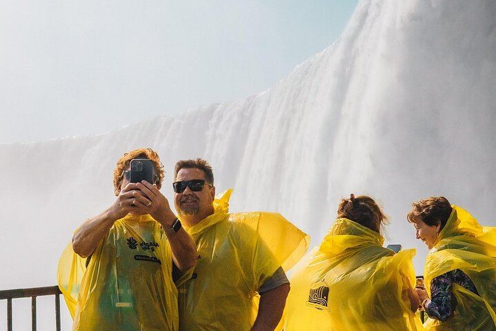 Walk Niagara Tours Guided Walk: Hornblower Boat Cruise and Journey Behind the Falls (3/12)