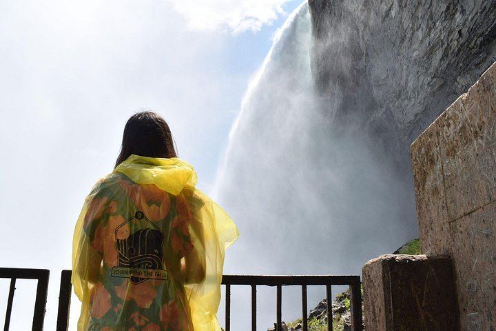 Airlink Tours Niagara Falls Coach Day Trip: Boat Cruise, Behind the Falls and Skylon (4/10)