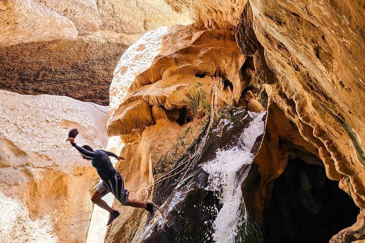 2-Day Private Wadi Shab Trip from Muscat with Tiwi Overnight and Morning Fishing Boat (6/12)