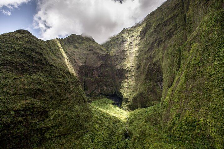 Kauai Deluxe Waterfall Safari: Shared Helicopter Flight over Na Pali, Waimea and Waialeale (7/8)