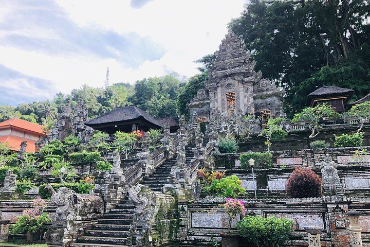 Bali Waterfalls and Temples Tour: Temesi, Goa Raja, Kehen and Besakih (9/12)