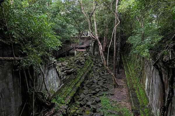 Kulen Waterfall, Beng Mealea and Kompong Phluk Small-Group Day Tour with Tickets