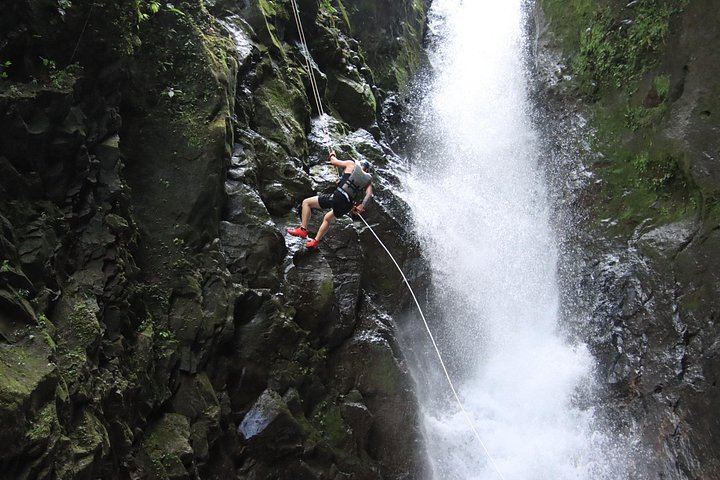 Rainforest Falls Two-Waterfall Rappel and Jump Tour with Lunch, La Fortuna (11/12)