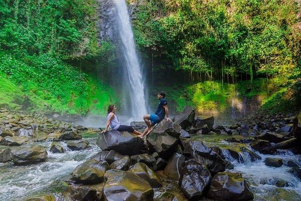 La Fortuna Waterfall Guided Hike with Farm-to-Table Lunch at La Finquita Farm