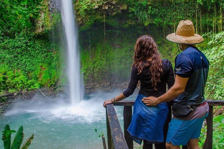 Arenal 1968 Lava Trail, La Fortuna Waterfall, Vida Campesina Lunch and Hanging Bridges (8/12)