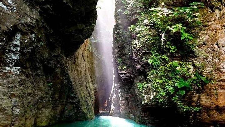 La Leona Waterfall Small-Group Hike with Hotel Transport and Lunch (4/10)