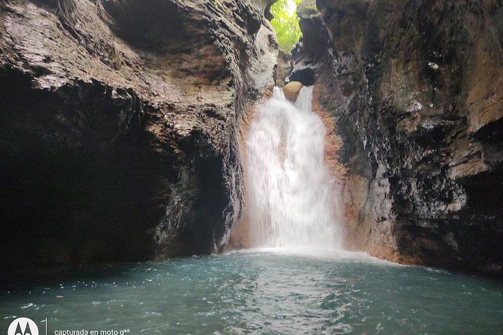 La Leona Waterfall Small-Group Hike with Hotel Transport and Lunch (6/10)