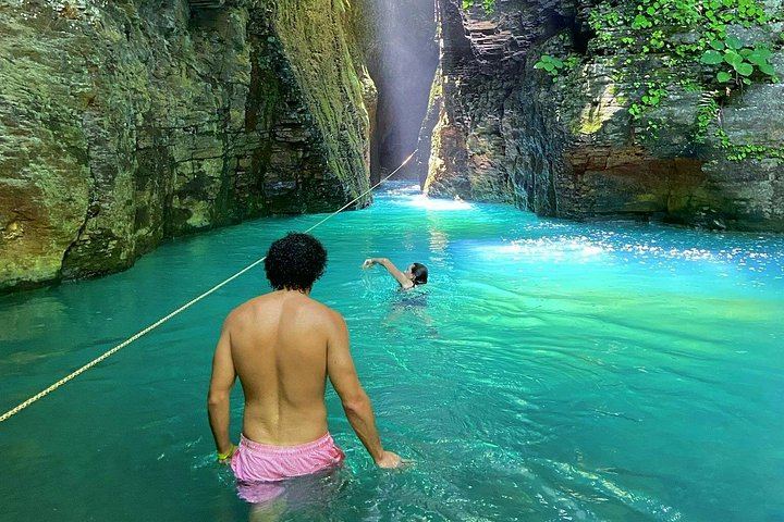 Private La Leona Waterfall Hike for Two or More from Curubande (5/12)
