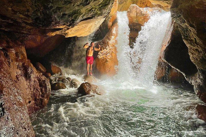 Private La Leona Waterfall Hike for Two or More from Curubande (6/12)