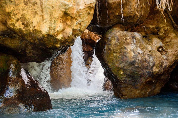 La Leona Waterfall Private Hike with Costa Rican Lunch and Hotel Pickup (10/12)
