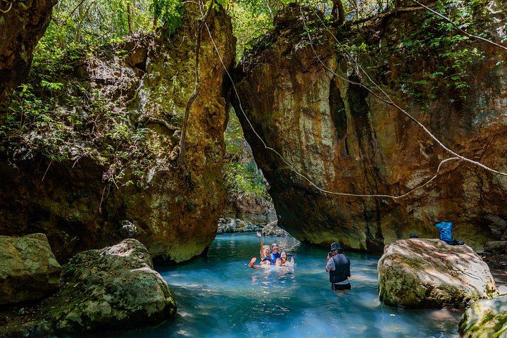 La Leona Waterfall Private Hike with Costa Rican Lunch and Hotel Pickup (2/12)