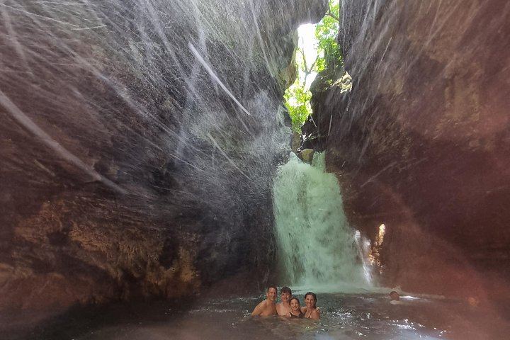 La Leona Waterfall Shared Tour with Casado Lunch from Tamarindo (8/12)