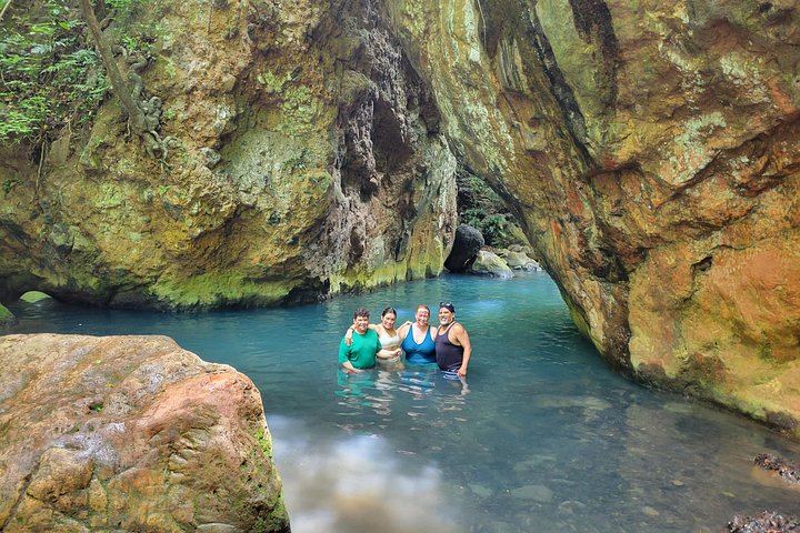 La Leona Waterfall Shared Tour with Casado Lunch from Tamarindo (10/12)