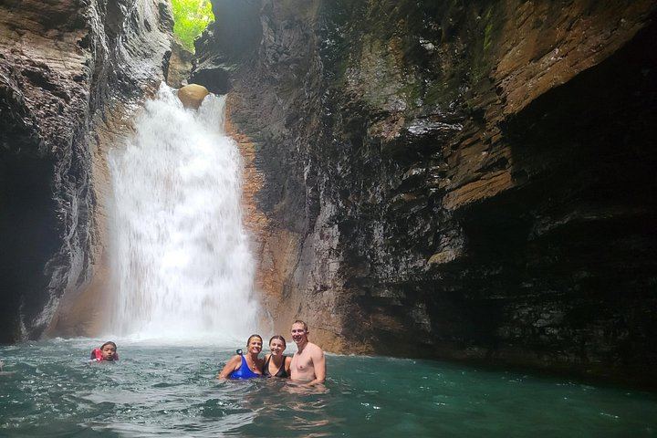 La Leona Waterfall Shared Tour with Casado Lunch from Tamarindo (9/12)