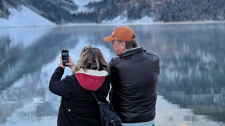 Banff Day Tour: Lake Louise, Johnston Canyon, Moraine Lake in Summer, Bow Falls in Winter (1/8)