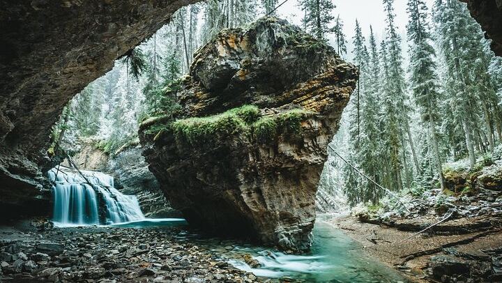 Banff Day Tour: Lake Louise, Johnston Canyon, Moraine Lake in Summer, Bow Falls in Winter (4/8)