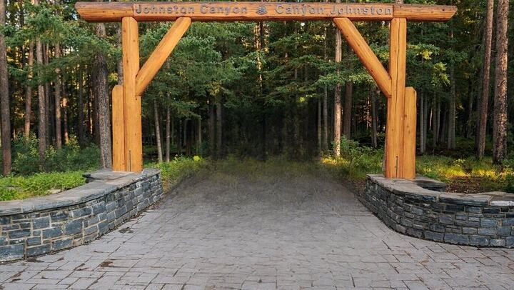 Banff Day Tour: Lake Louise, Johnston Canyon, Moraine Lake in Summer, Bow Falls in Winter (3/8)