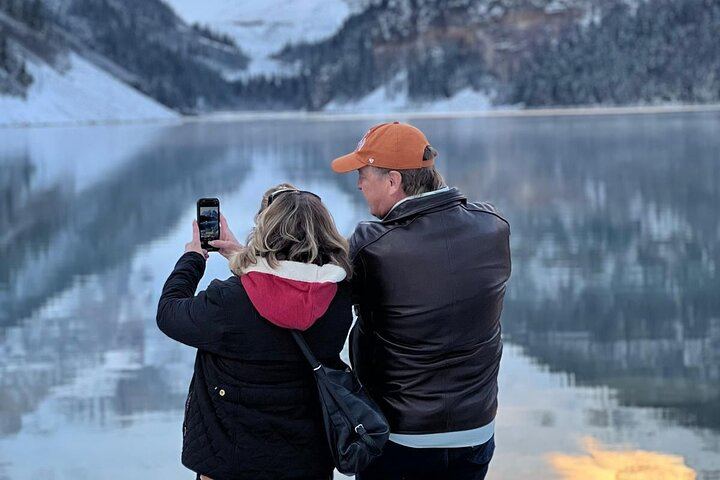 Banff Day Tour: Lake Louise, Johnston Canyon, Moraine Lake in Summer, Bow Falls in Winter (1/8)