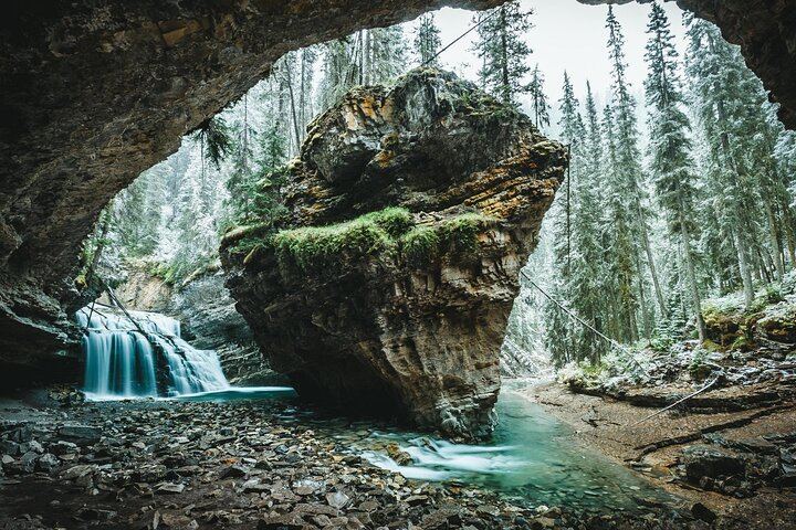 Banff Day Tour: Lake Louise, Johnston Canyon, Moraine Lake in Summer, Bow Falls in Winter (4/8)